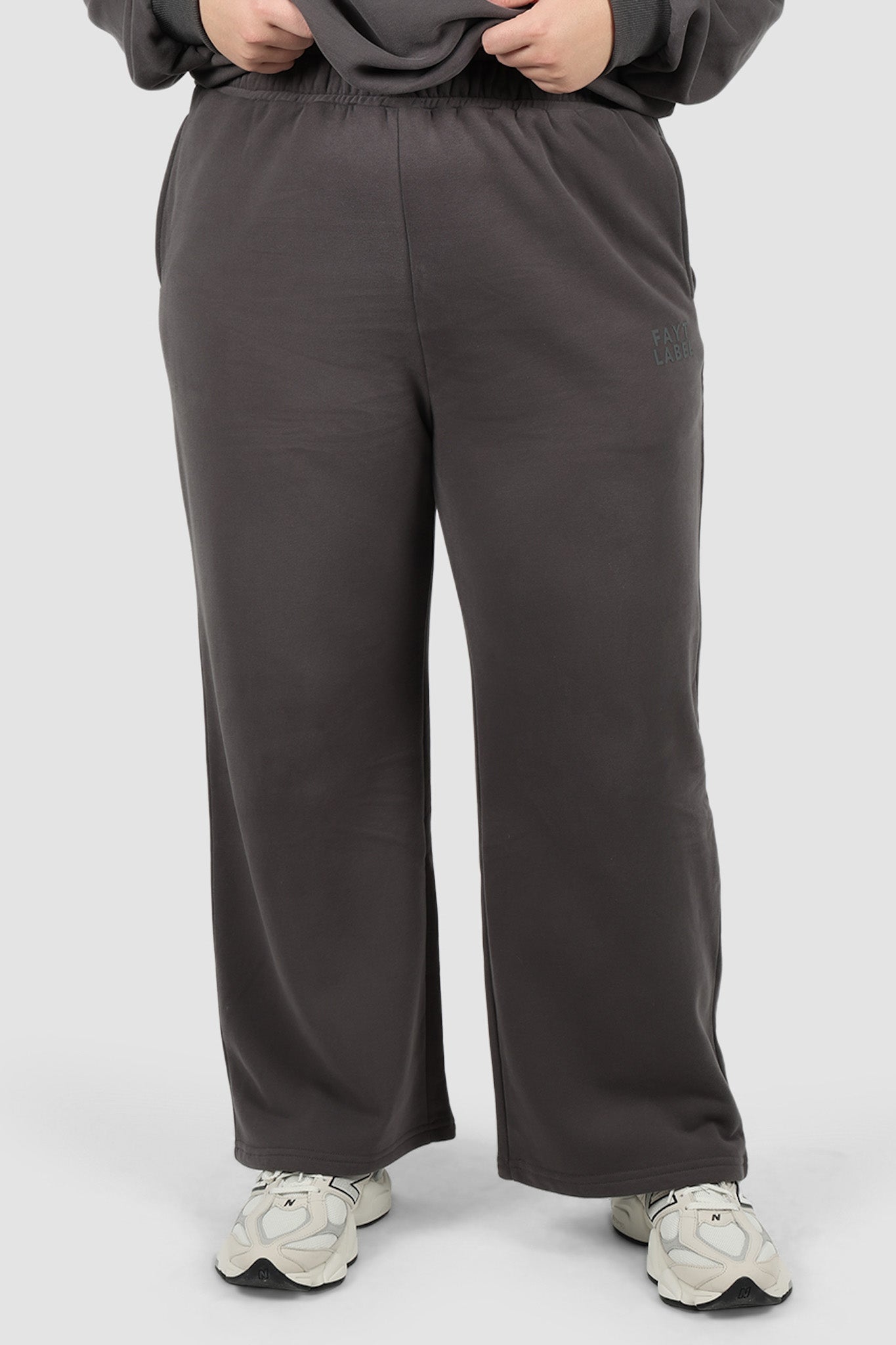 FAYT LOGO FLARE SWEATPANT CHARCOAL