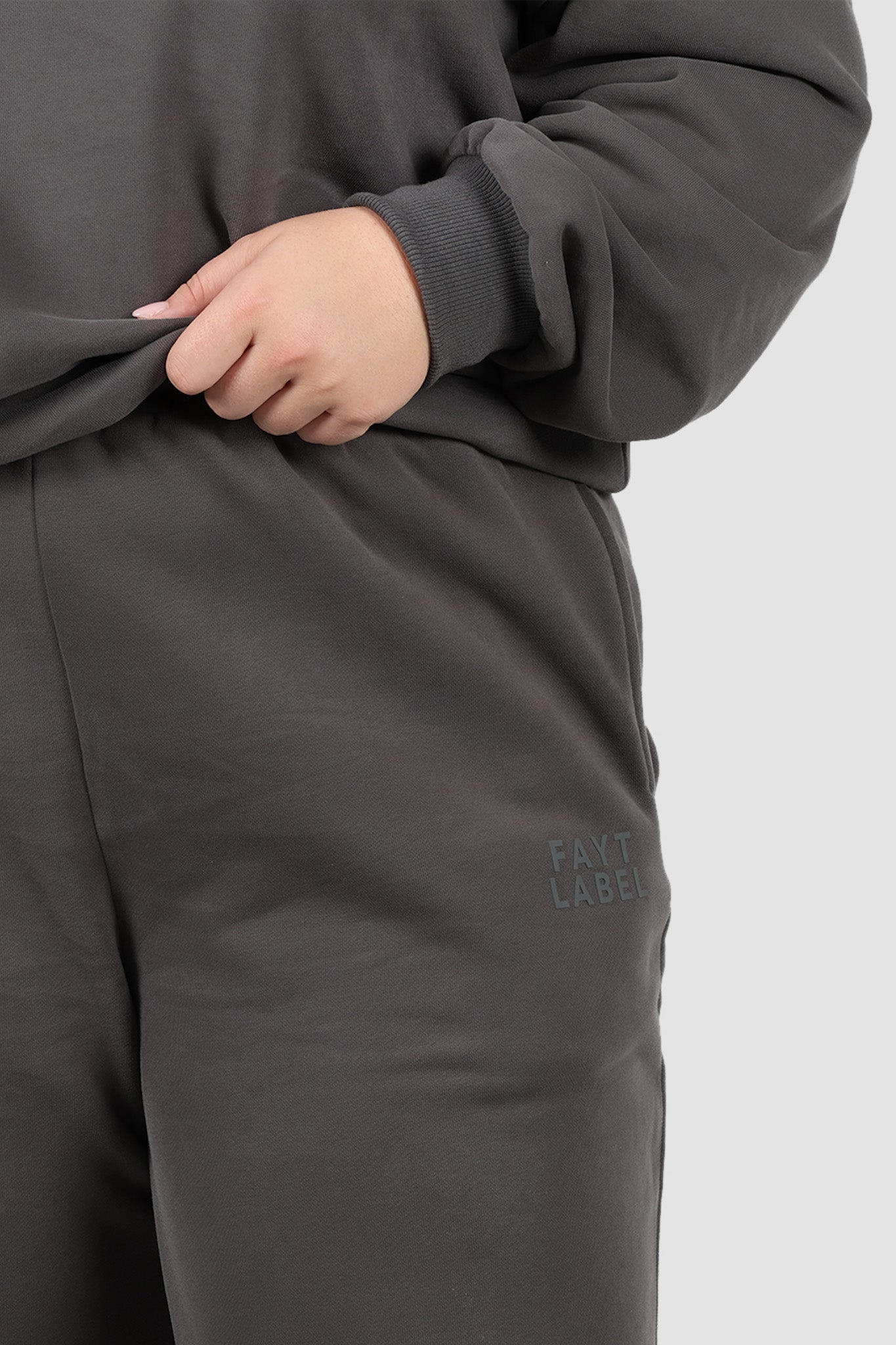 FAYT LOGO FLARE SWEATPANT CHARCOAL