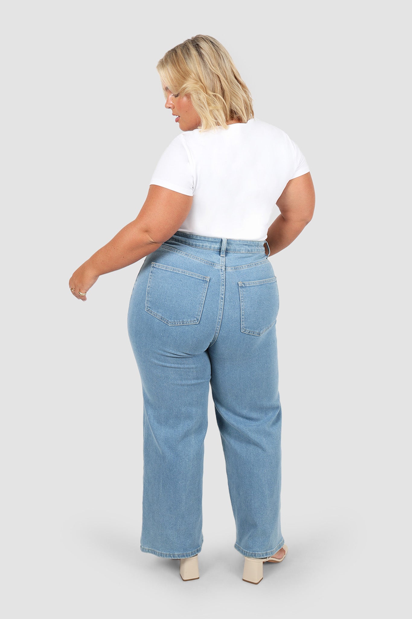 V NECK BUTTERY TEE WHITE