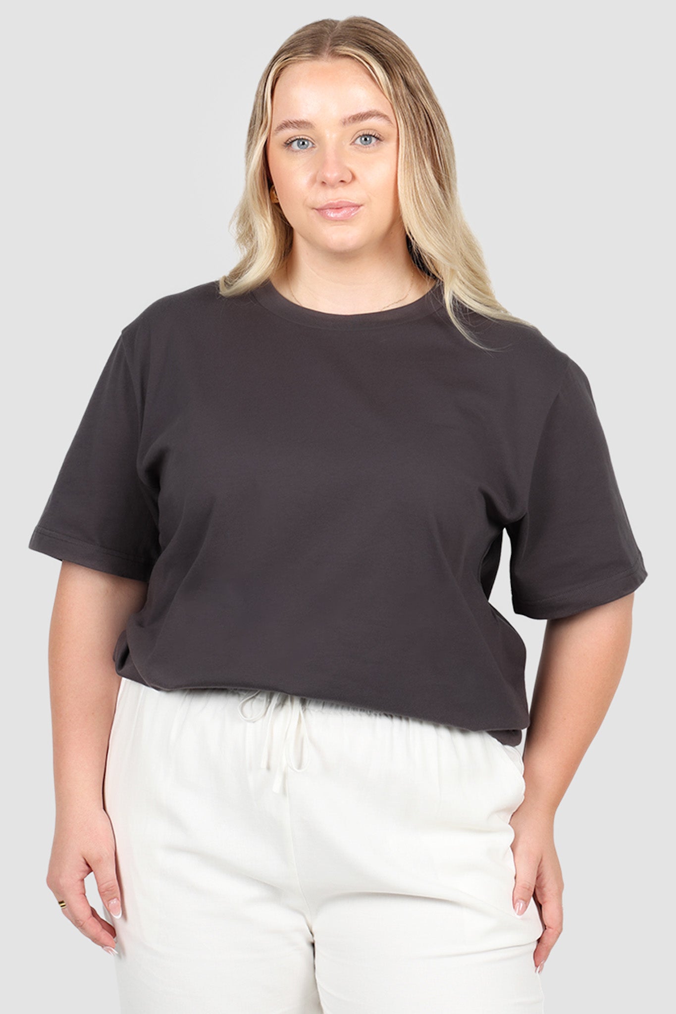 SIGNATURE TEE CHARCOAL