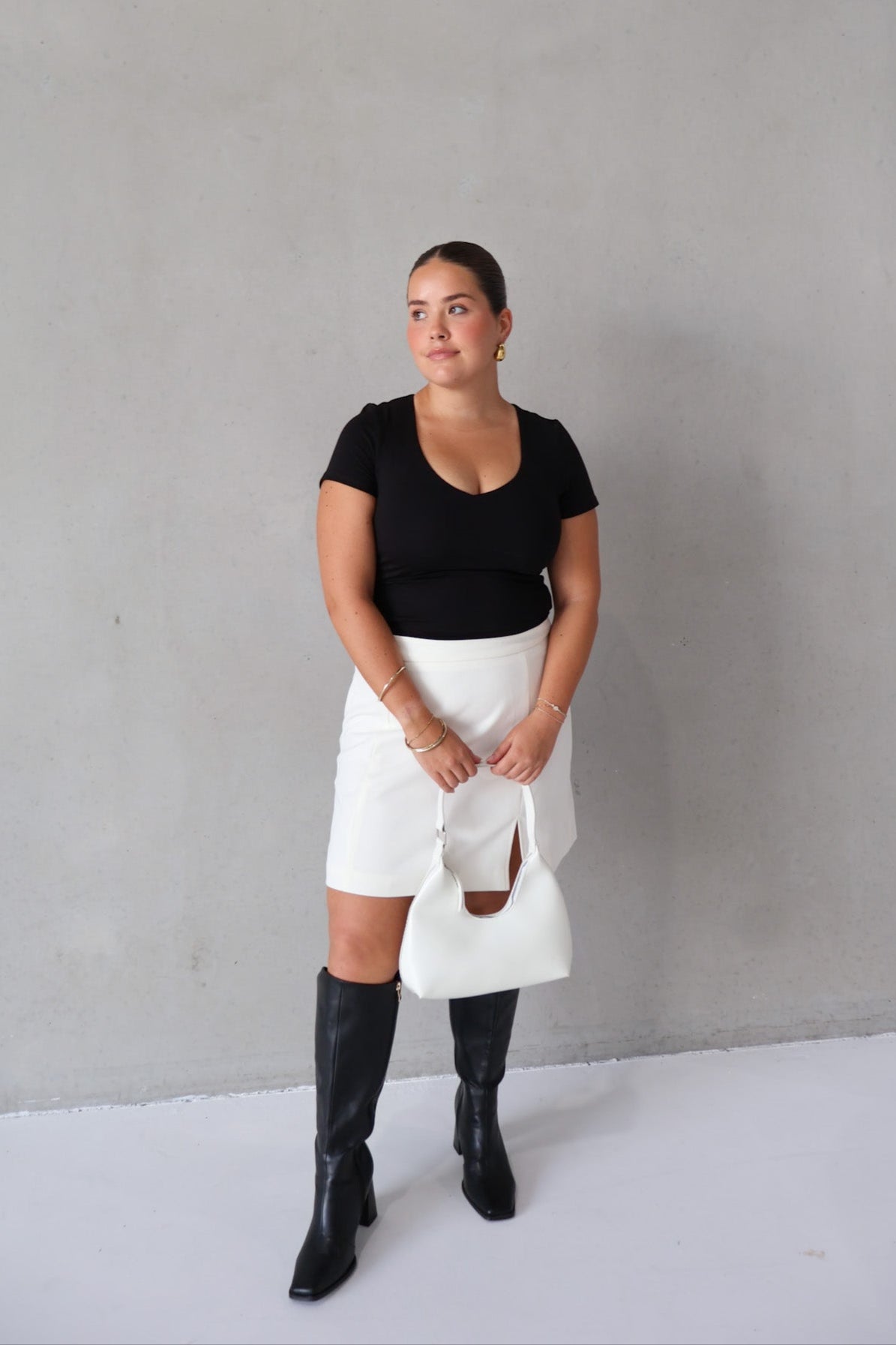 V NECK BUTTERY TEE BLACK