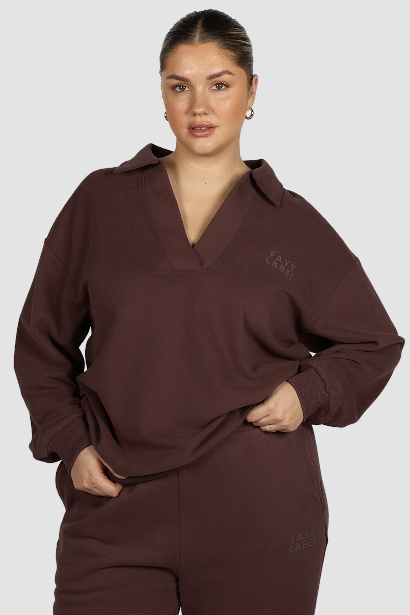 FAYT LOGO COLLAR CREW CHOCOLATE