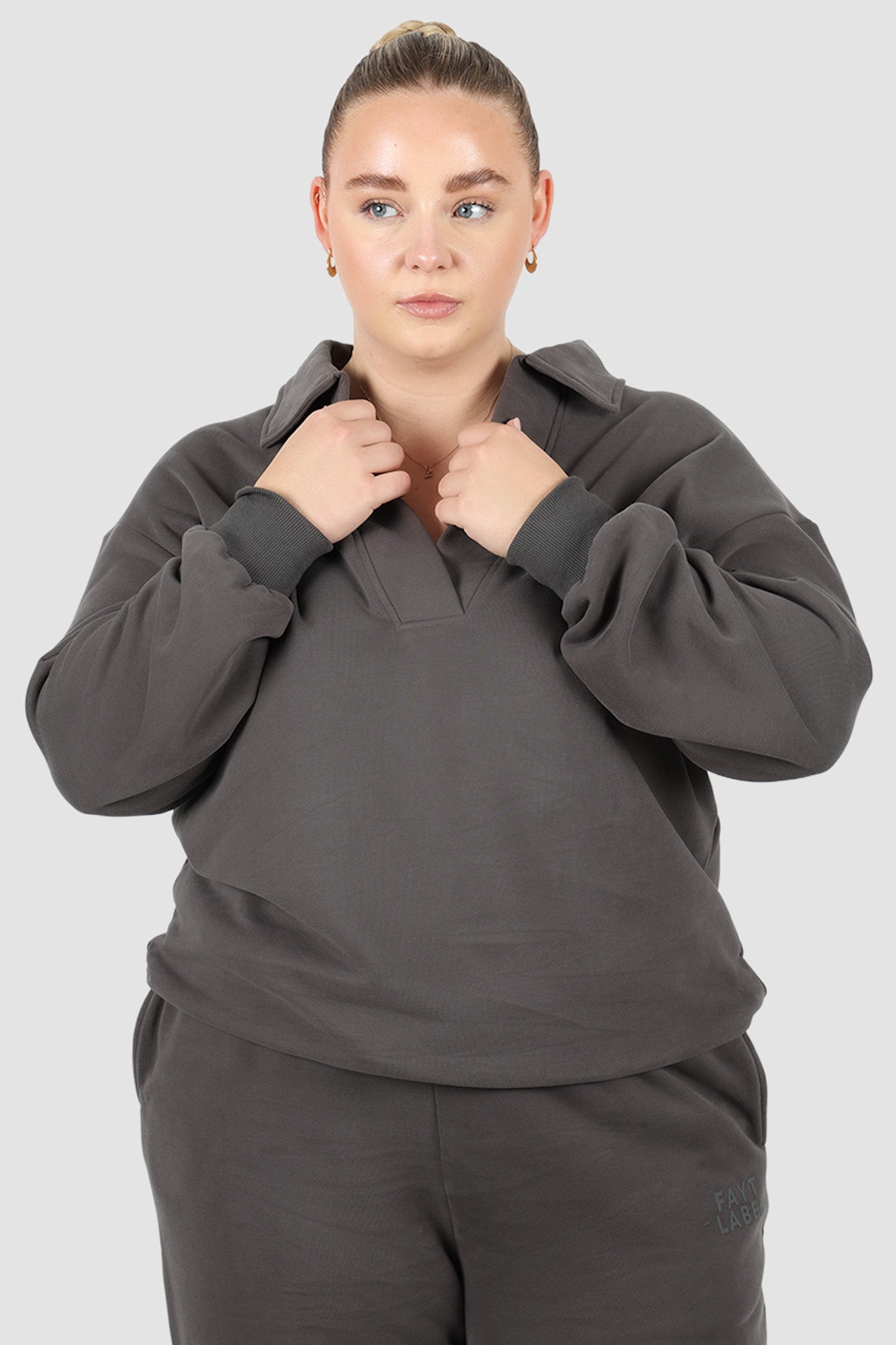 FAYT LOGO COLLAR CREW CHARCOAL