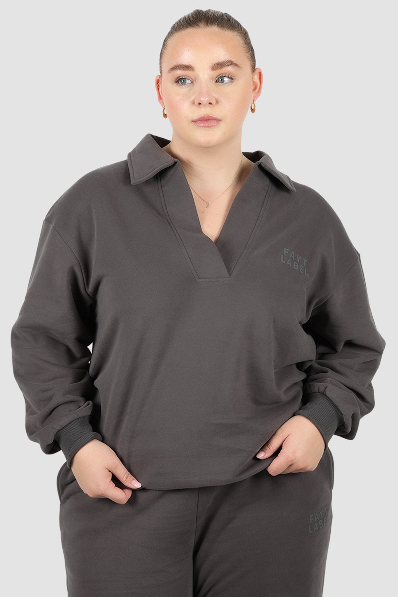 FAYT LOGO COLLAR CREW CHARCOAL