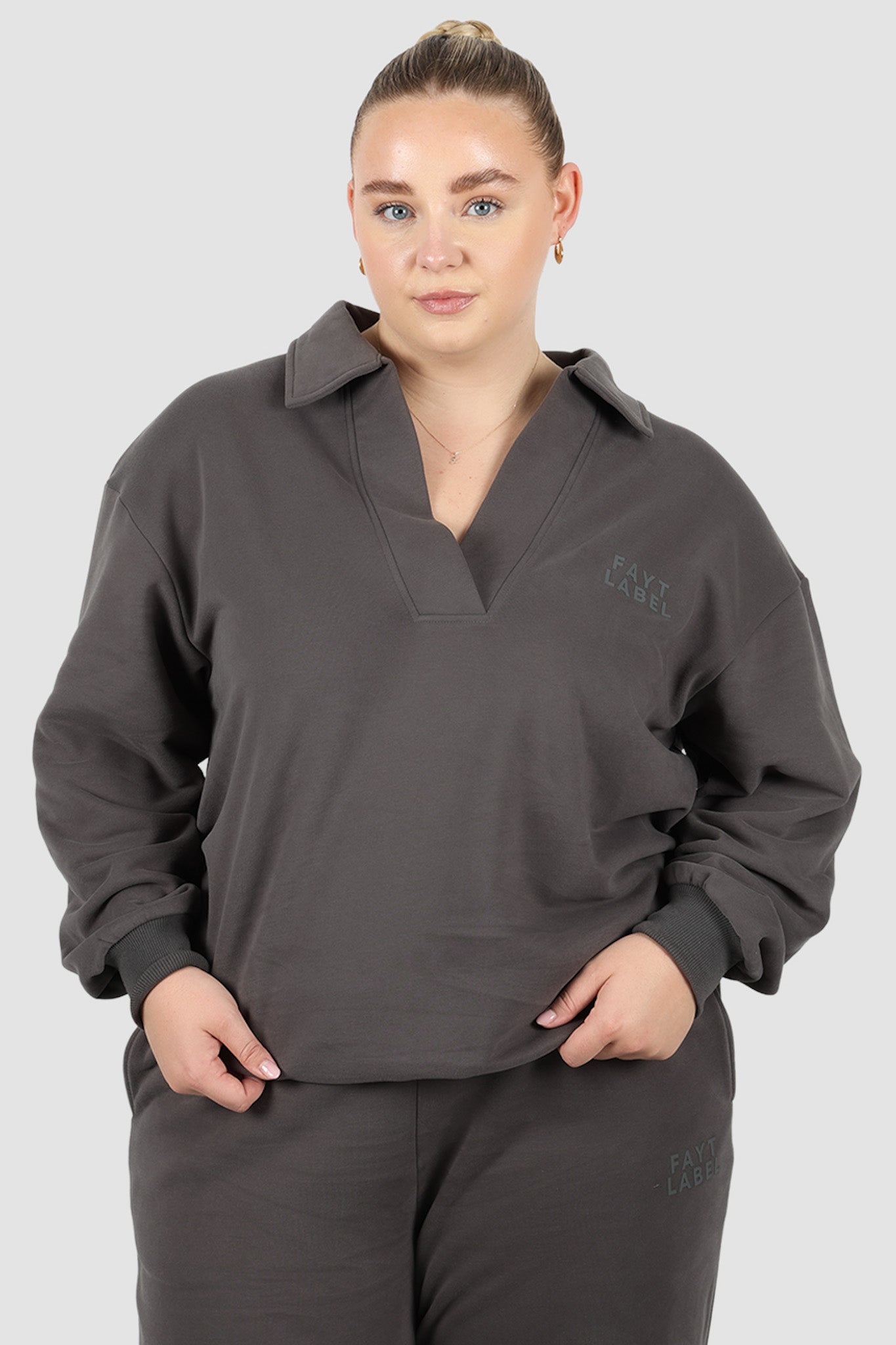 FAYT LOGO COLLAR CREW CHARCOAL
