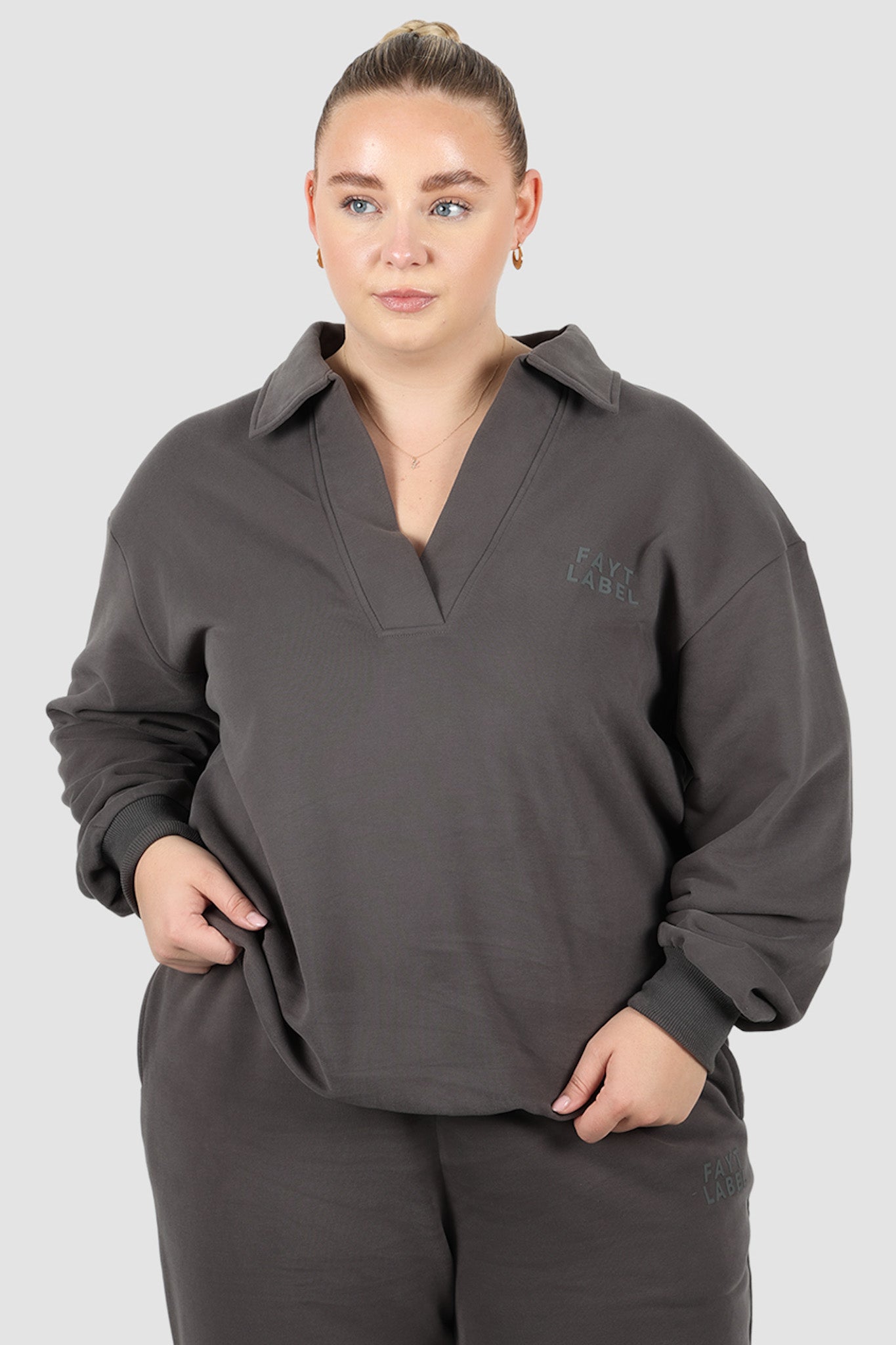FAYT LOGO COLLAR CREW CHARCOAL