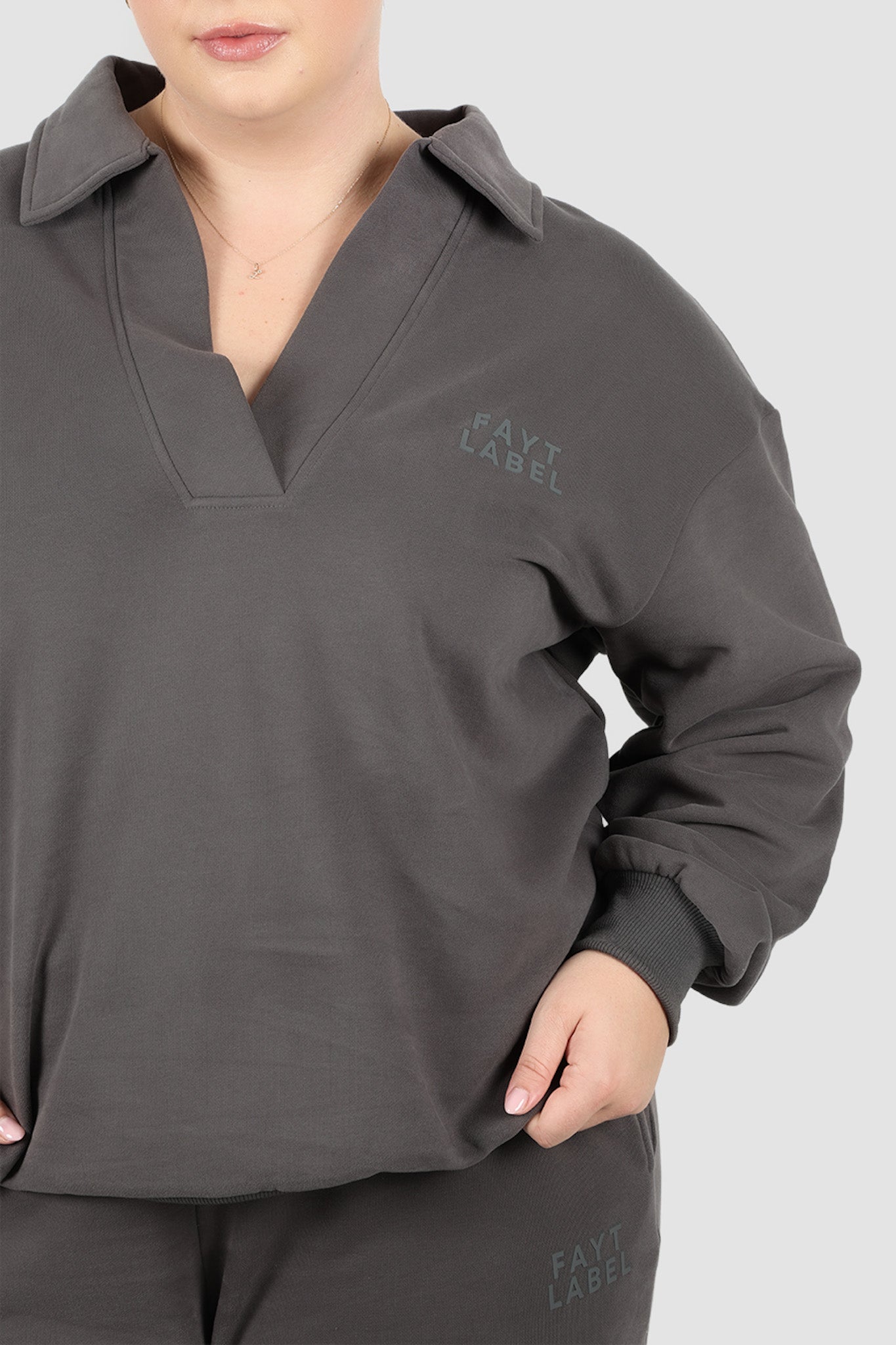 FAYT LOGO COLLAR CREW CHARCOAL