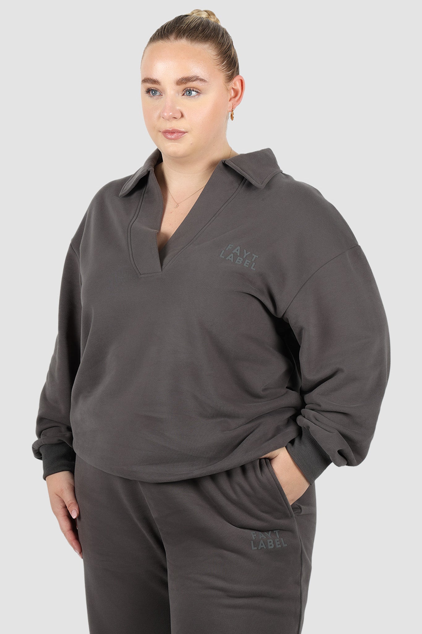 FAYT LOGO COLLAR CREW CHARCOAL