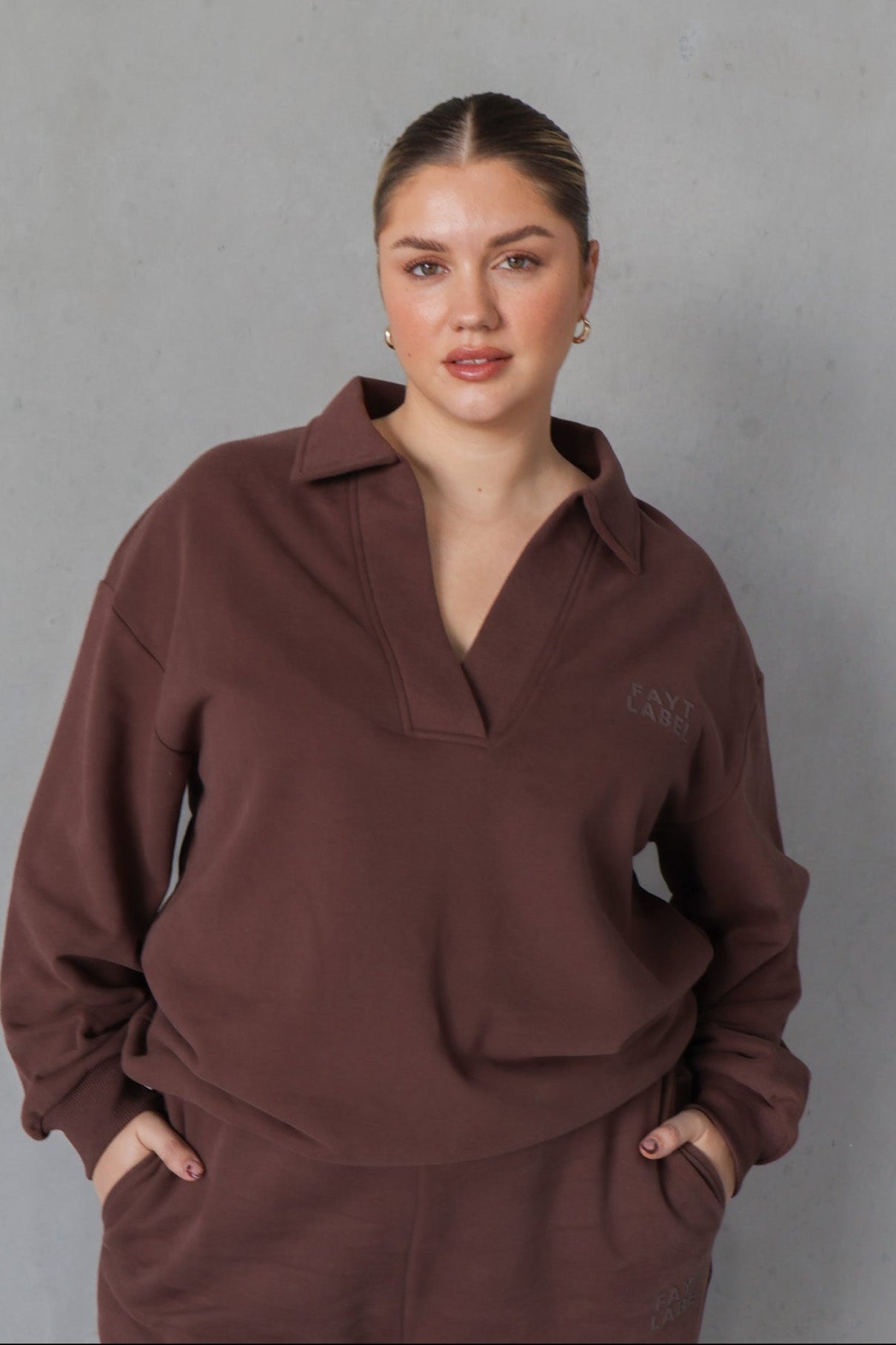 FAYT LOGO COLLAR CREW CHOCOLATE - Fayt The Label