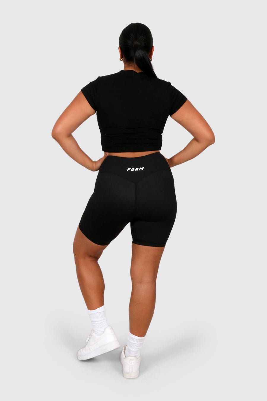 FORM BASE SHORT BLACK - Fayt The Label