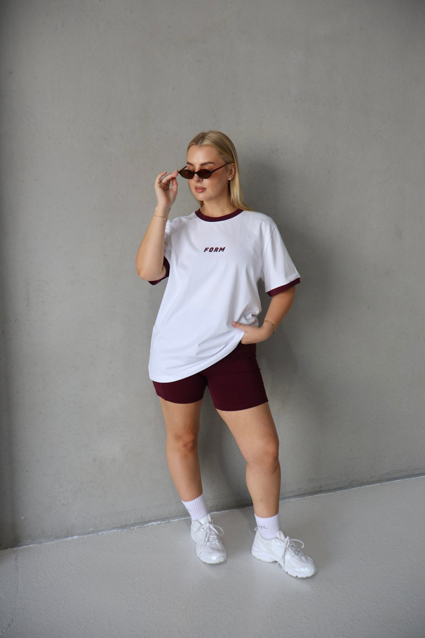 FORM SIGNATURE TEE WHITE/PLUM - Fayt The Label