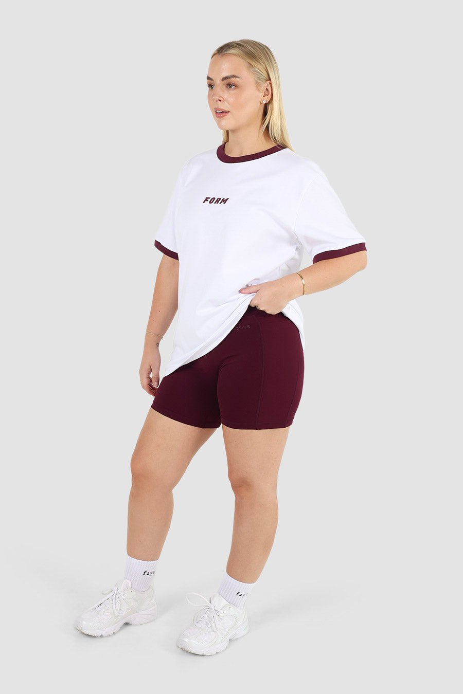 FORM SIGNATURE TEE WHITE/PLUM - Fayt The Label